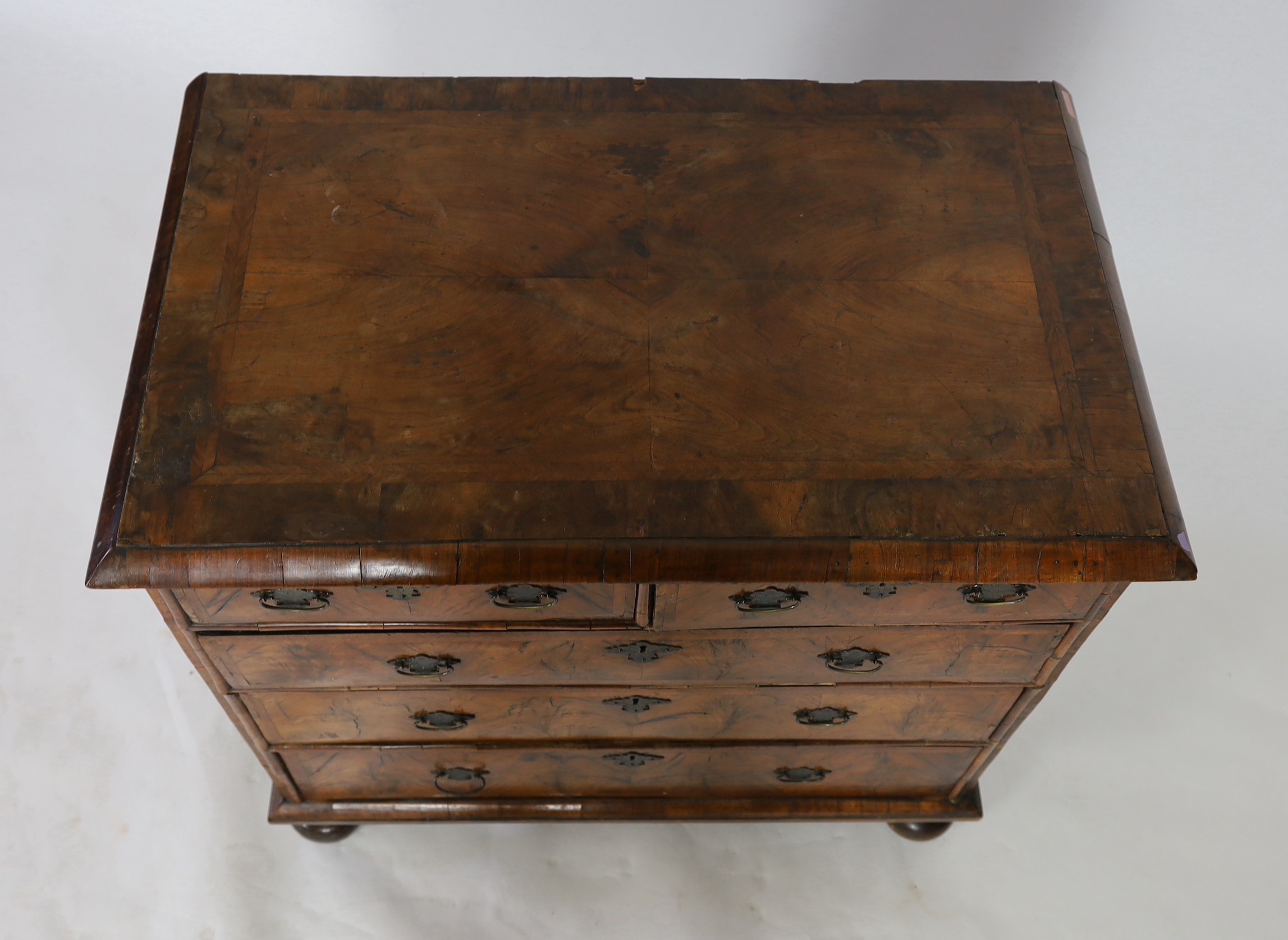 A George I figured walnut chest W.96cm D.58cm H.91cm